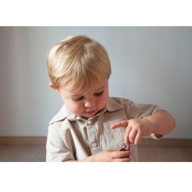 Camicia beige da bambino in cotone organico effetto lino con taschino applicato e bottoni in madreperla incisi