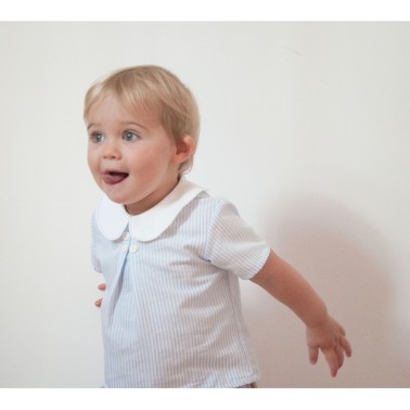 Camicia da bambino in cotone biologico a righe bianche e celesti con ancora arancione su bottoni in madreperla